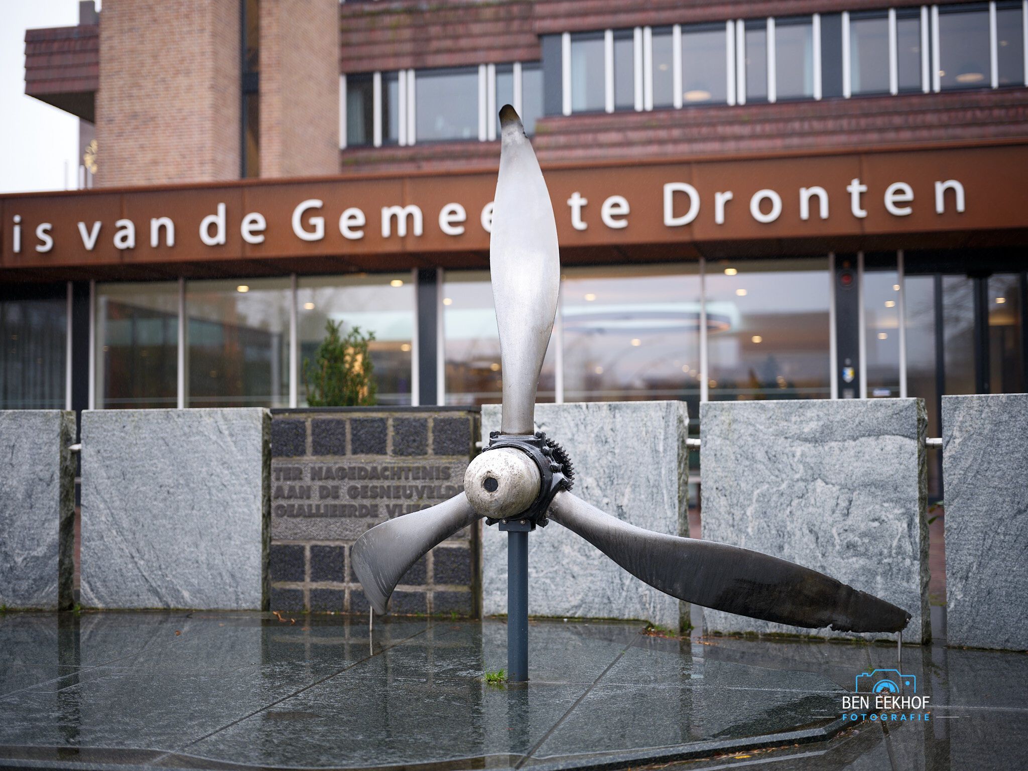 rotorbladen van een vliegtuig voor het gemeentehuis van dronten