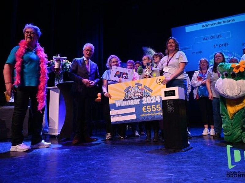 mensen met een cheque op het podium