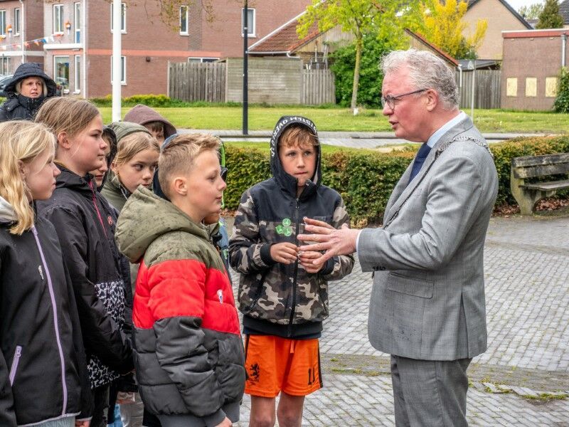 Burgemeester van dronten en een groep kinderen
