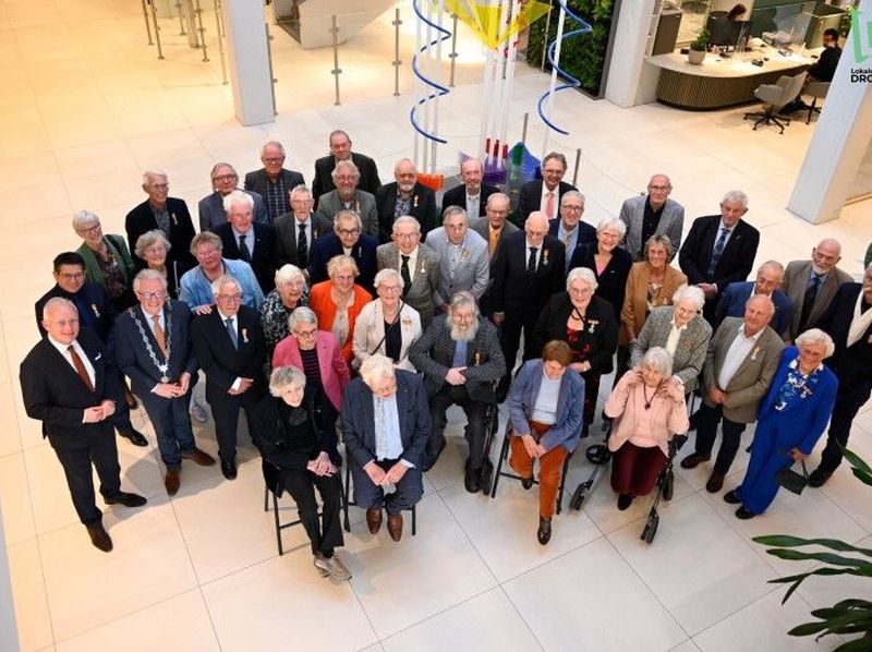 groep met mensen die gedecoreerd zijn