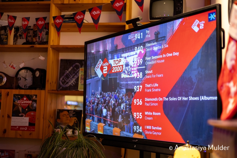 Een muzikale beleving in de bibliotheek van Dronten: ontdek de Top 2000-huiskamer!