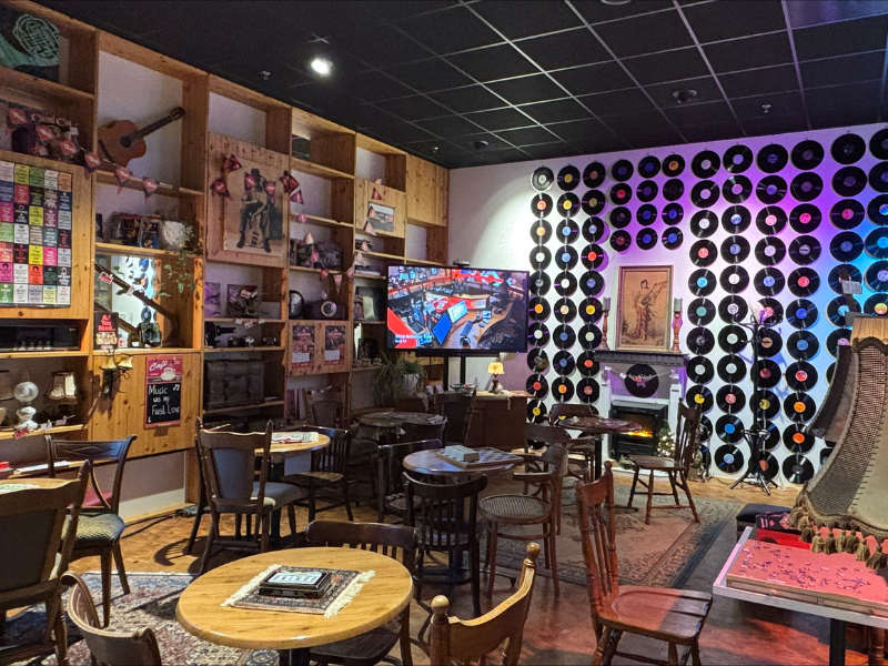 TOP 2000 Huiskamer: een knusse plek voor muziekliefhebbers in Dronten