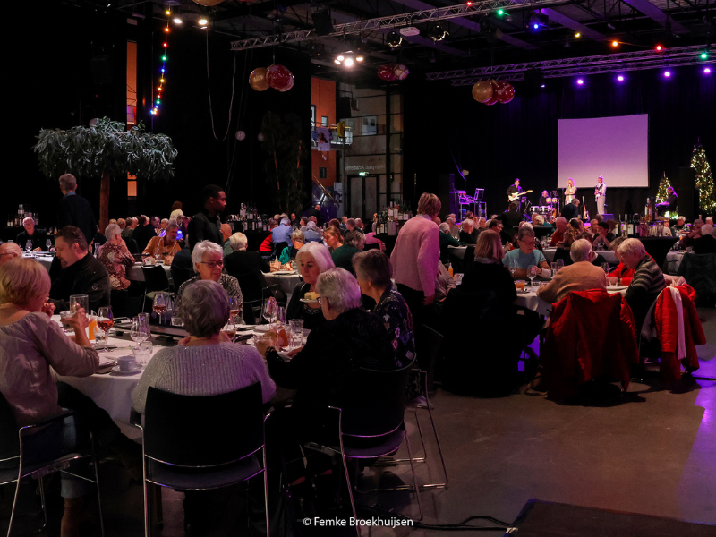 Vrijwilligers in het zonnetje gezet tijdens feestelijk diner in de Meerpaal
