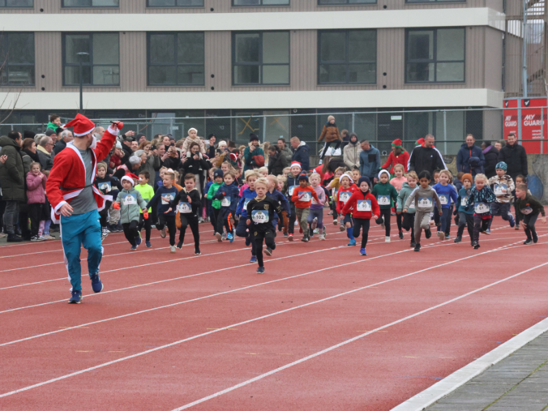 KidsKerstRun: Ruim 450 deelnemers rennen, springen en klimmen over uitdagend parcours