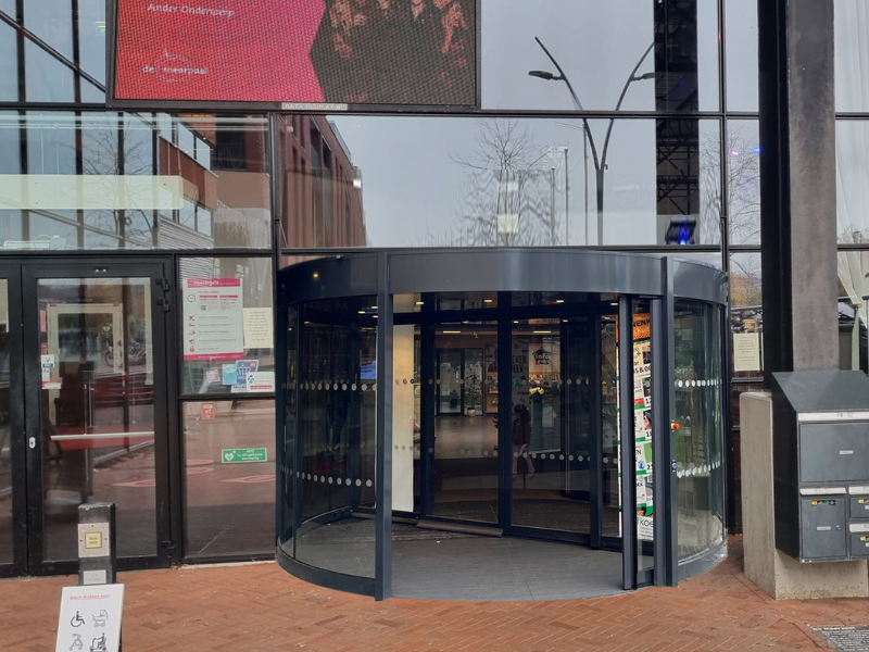 Verbouwingswerkzaamheden aan de entree van De Meerpaal in februari 2025