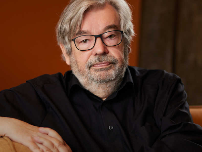 Een avond lachen en leren met Maarten van Rossem