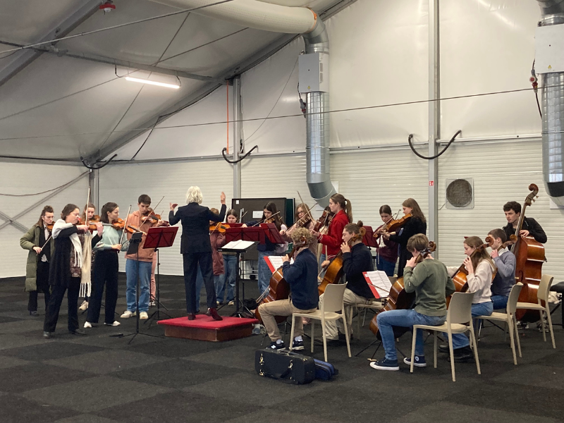 Muzikale ontmoeting in AZC Walibi: een middag vol klanken