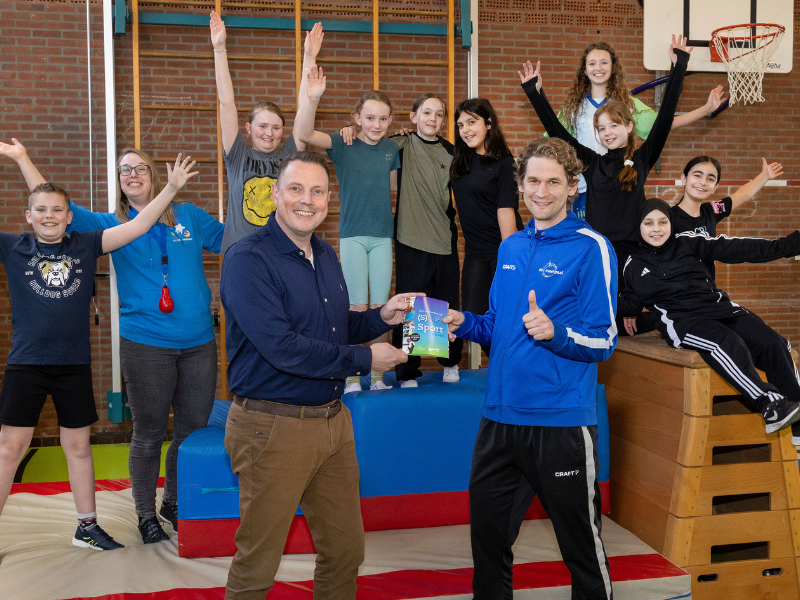 Wethouder Siert Jan Lap trapt (S)Cool Sport af op KBS De Toekomst