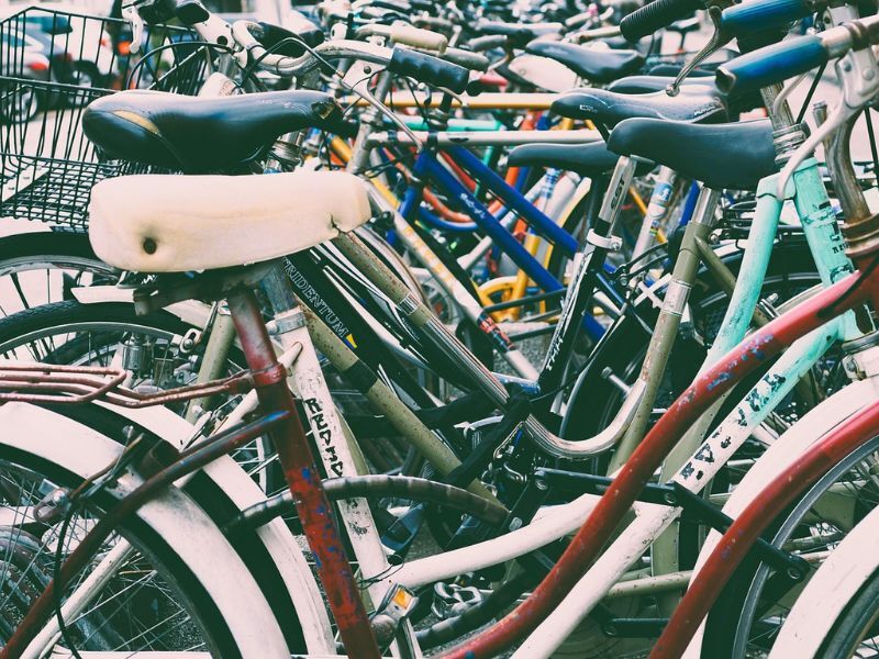 Fietsen in een fietsenstalling