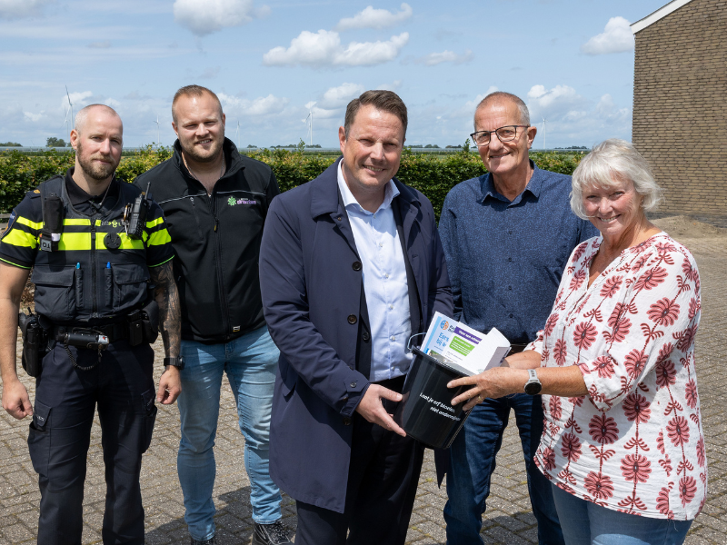 Loco burgemeester Siert Jan Lap met politie en bewoners van het buitengebied