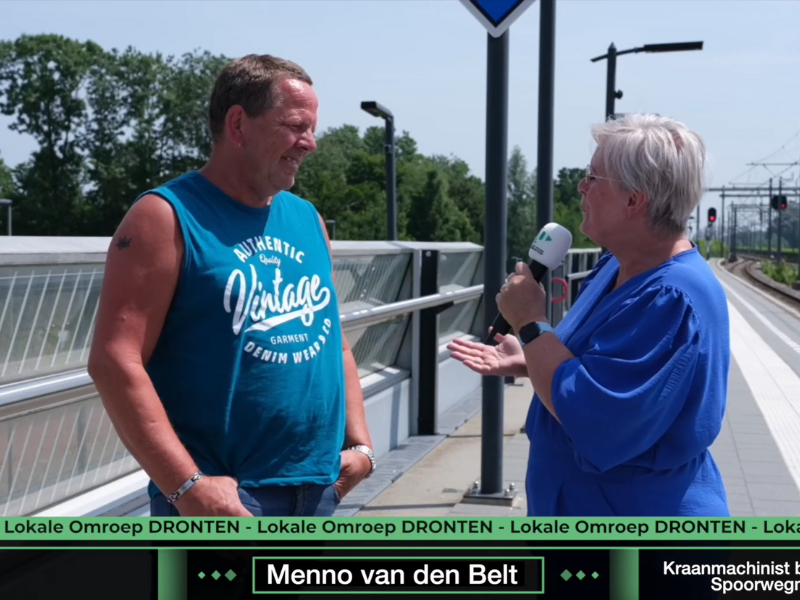Menno van den Beld en verslaggeefster José Klink op het perron van station Dronten
