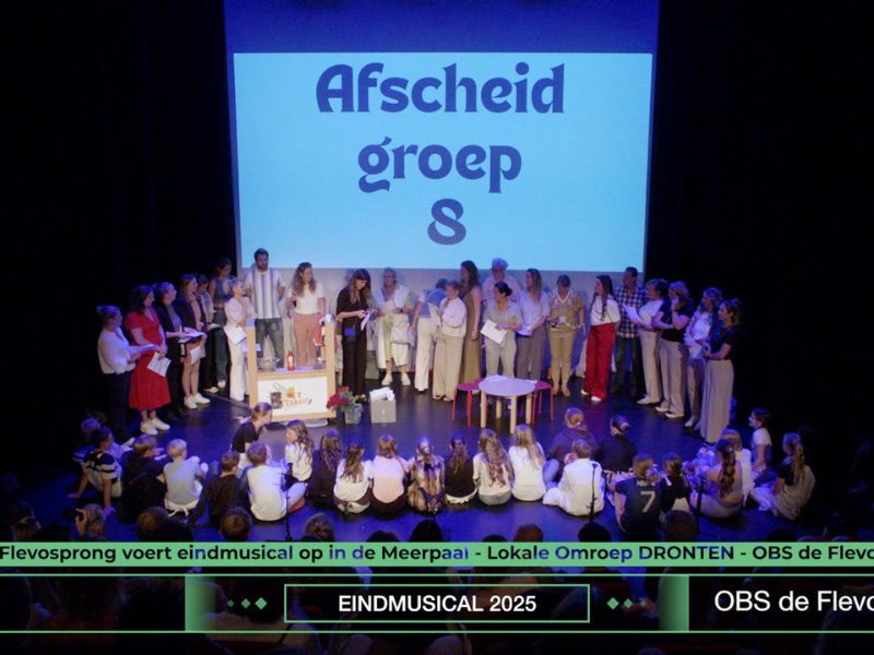 Kinderen van roep 8 van OBS de Flevosprong tijdens de eindmusical op het podium van de Meerpaal