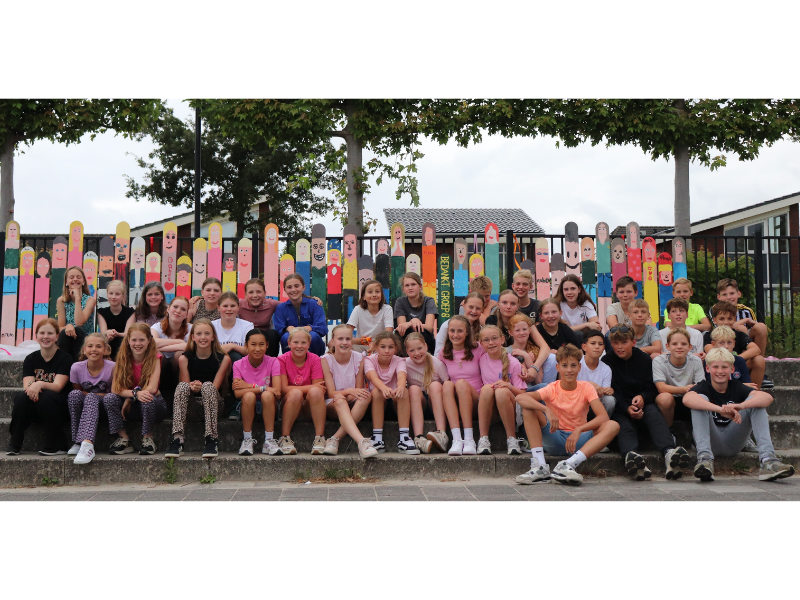 Het kunstwerk van groep 8 op het schoolplein van KBS De Klimboom, gemaakt door de kinderen als blijvend afscheidscadeau.