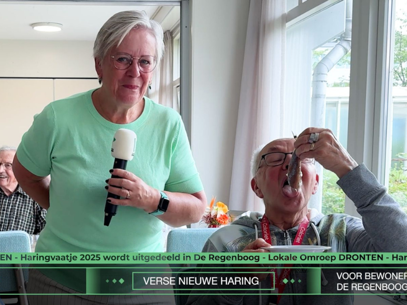 Verslaggeefster Jose Klink van de Lokale Omroep Dronten is aanwezig bij het haring uitdelen in de Regenboog