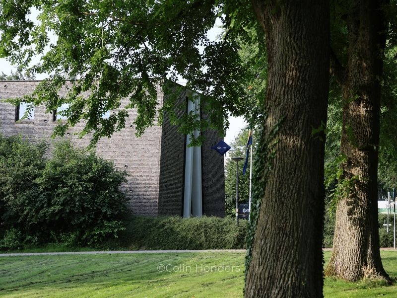 Politiebureau Dronten tijdens een zomerse avond