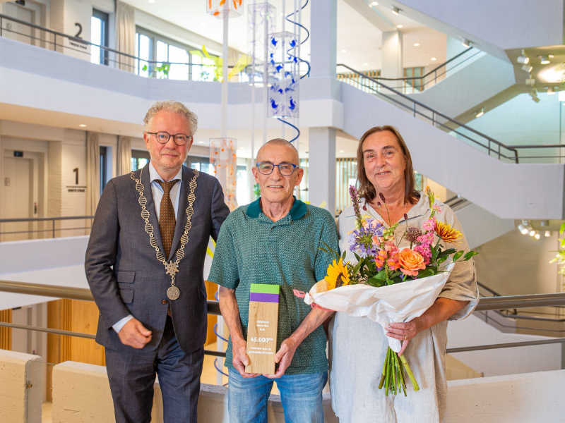 Burgemeester Jean Paul Gebben samen met de heer Kok en zijn echtgenote in het gemeentehuis Dronten