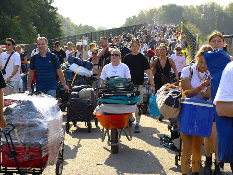 De poorten van lowlands zijn geopend, iedereen wil naar binnen