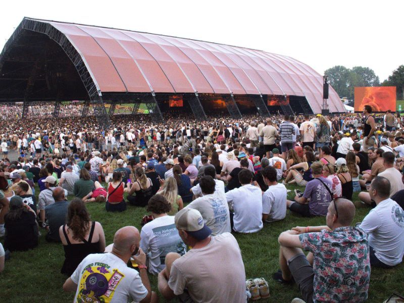 Bezoekers Lowlands 2025 op vrijdag bij de Alpha tent