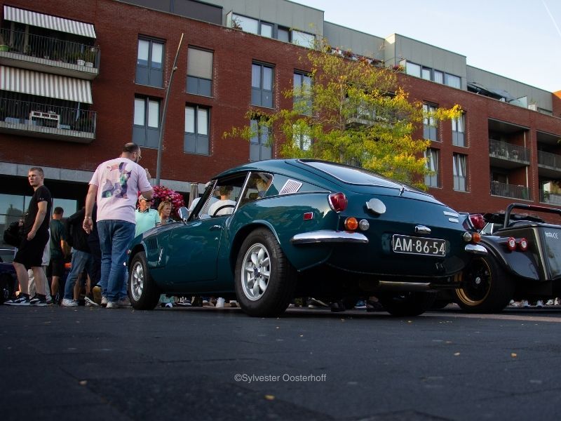 Oldtimers op het Meerpaalplein in Dronten tijdens eerste Oldtimeravond