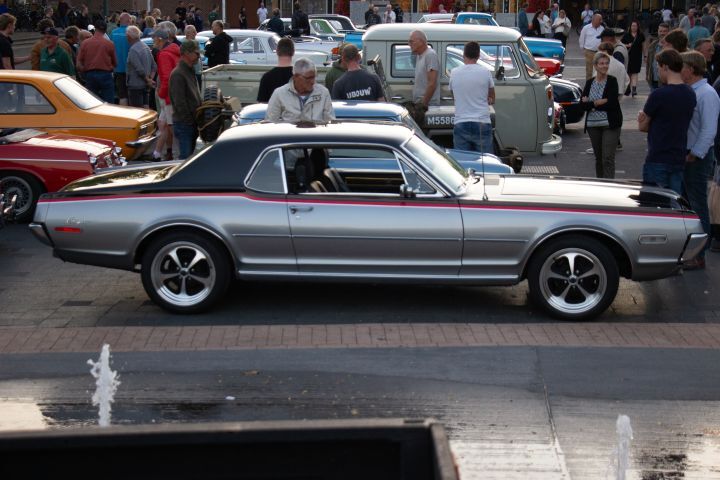Oldtimers op het Meerpaalplein in Dronten tijdens eerste Oldtimeravond