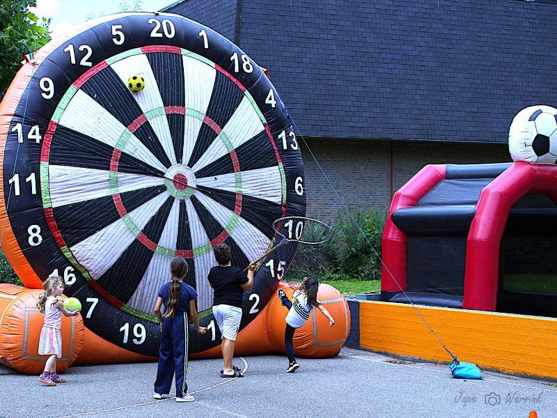 Kinderen aan het voetballen tijdens de penalty party op Johan Cruijff court in Dronten