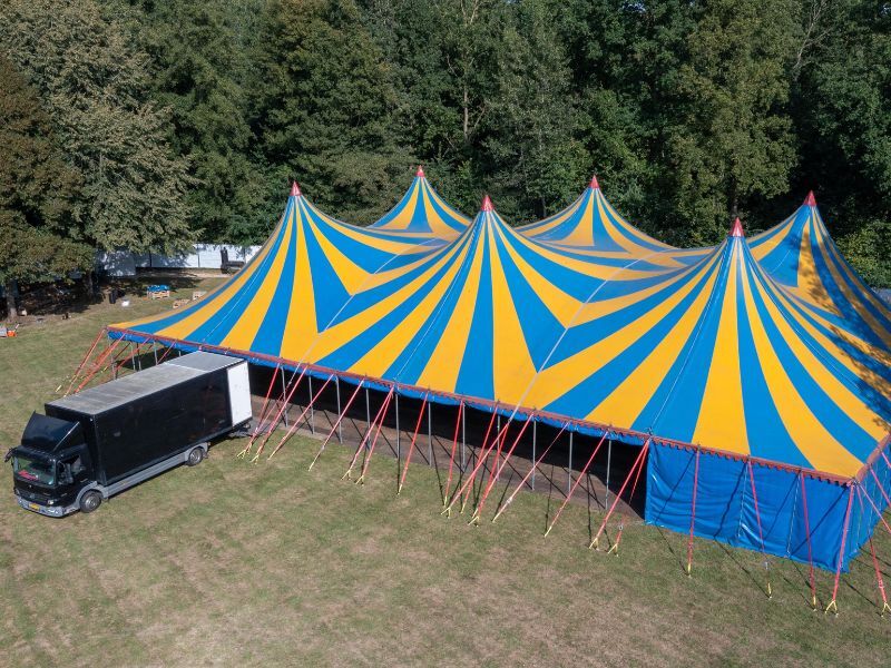 Tent in het Swifterbos waar het Dorpsfestival plaatsvindt