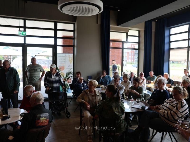 Mensen die afgekomen zijn op het open huis van de stichting Veteranen Dronten