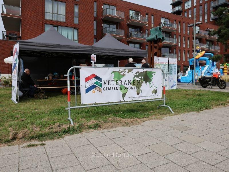 Spandoek van de Veteranen stichting Dronten tijdens het open huis
