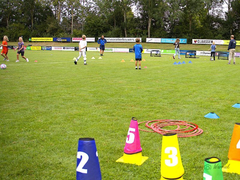 Voetballers tijdens het voetbaltoernooi bij Swift '64 in Swifterbant
