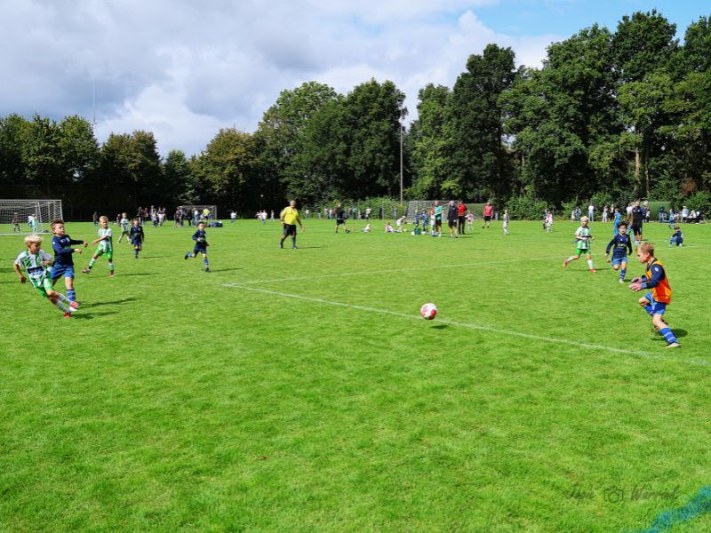Voetballers tijdens het voetbaltoernooi bij Swift '64 in Swifterbant