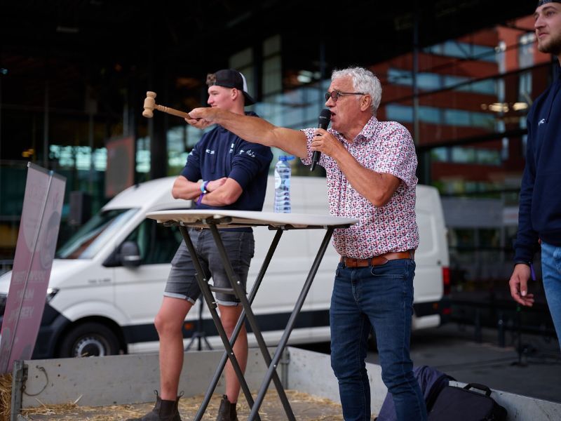 Biggenmarkt 2025: Dronten veilt studenten voor het goede doel