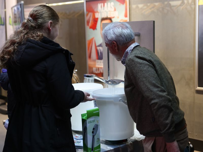 Demonstratie van een waterbesparende douchekop