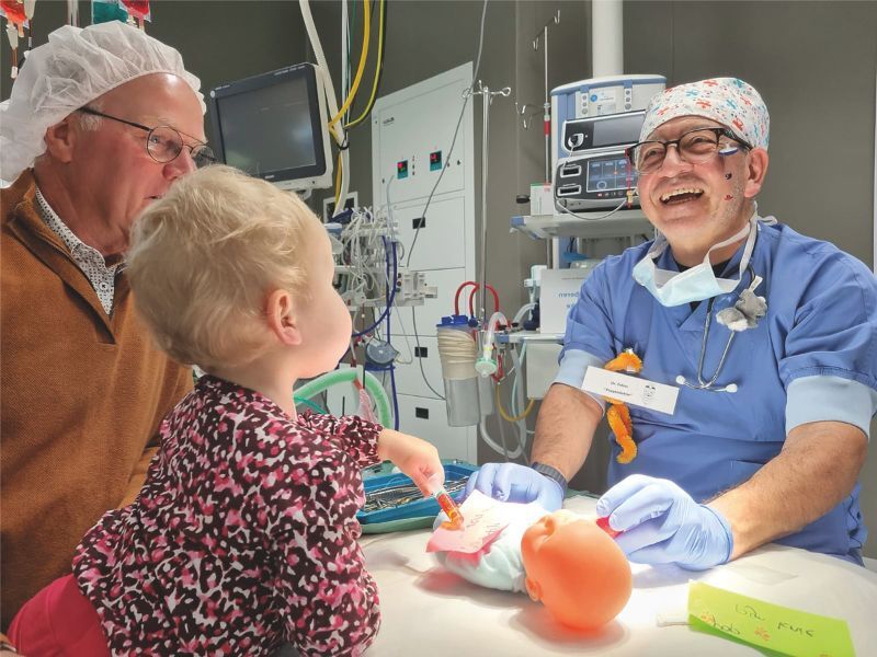 De poppendokter in actie tijdens het open huis van ziekenhuis St. Jansdal