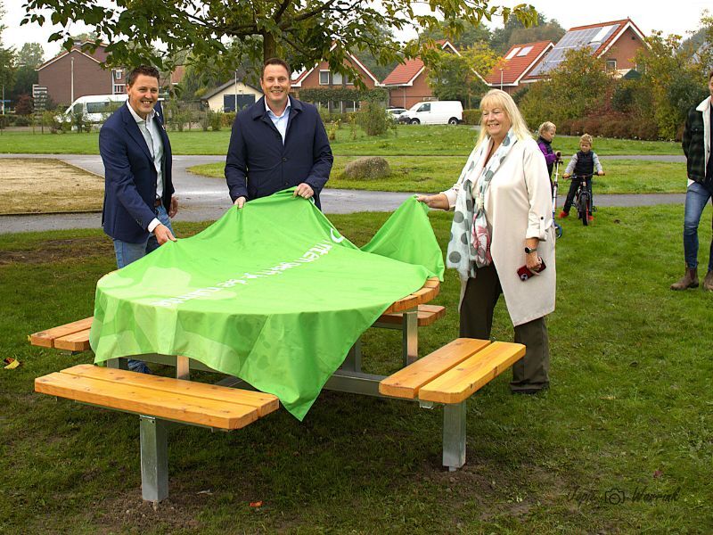 Tafelronde 122 Flevoland schenkt drie ronde tafels aan Dronten