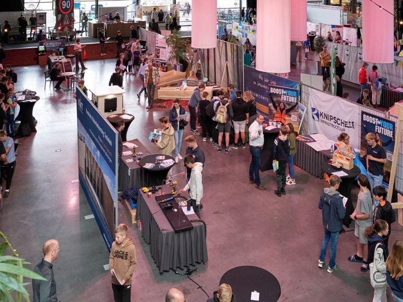 Scholieren op het binnenplein van de Meerpaal tijdens de bedrijvenmarkt 2024