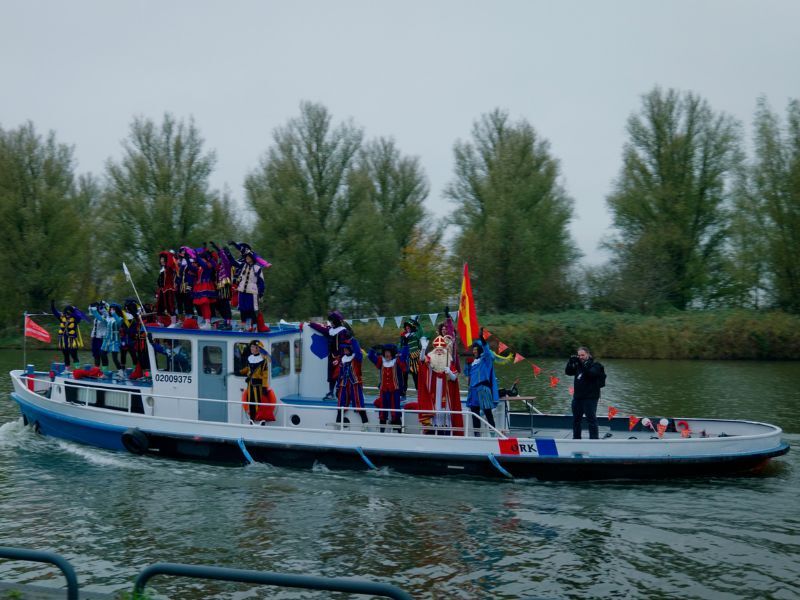 Sinterklaas feestelijk onthaald in Biddinghuizen