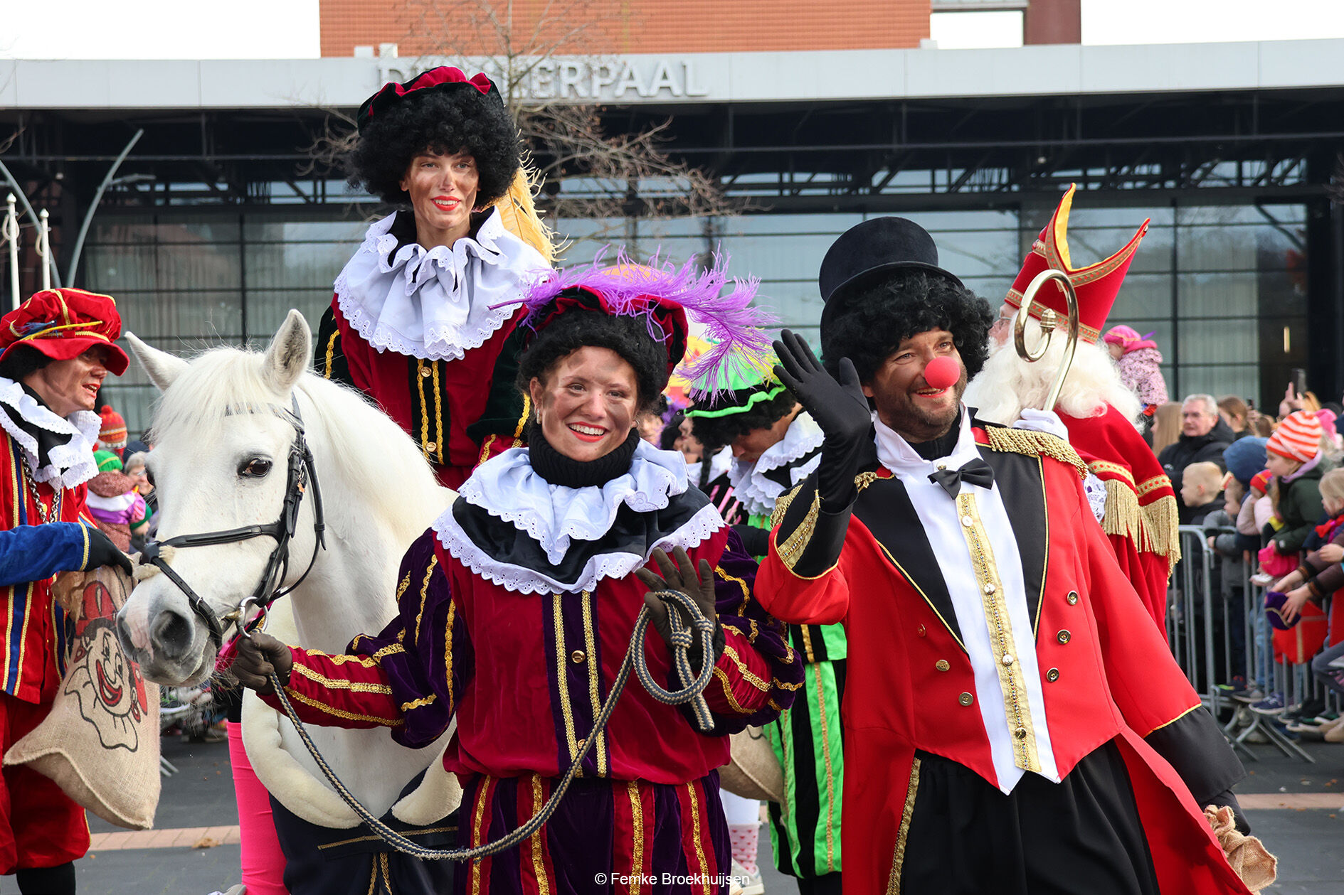 Koud weer, warm welkom: Sinterklaas is in Dronten!