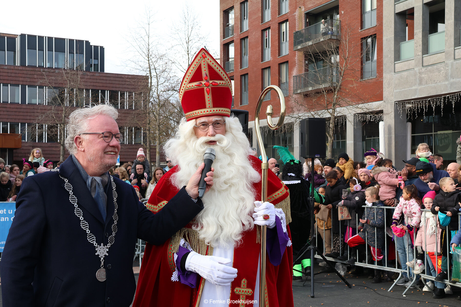 Sinterklaas en de burgemeester op het Meerpaalplein