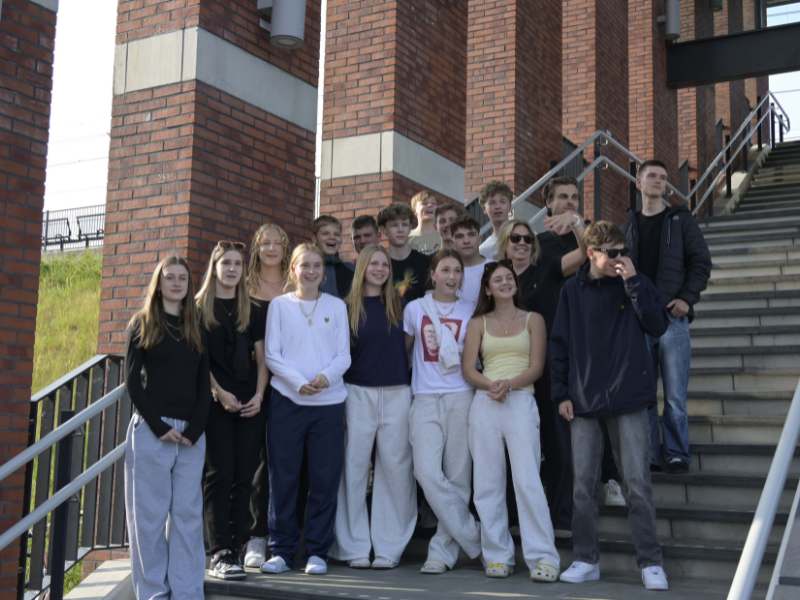 Groep leerlingen van het Almere College op weg naar Alpe d'Huzes