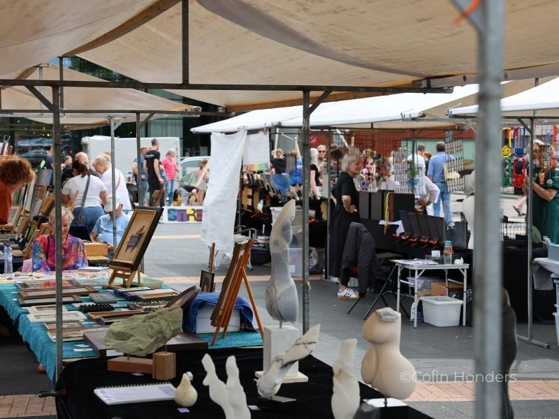 kraampjes en bezoekers tijdens de kunstmarkt 2025 in Dronten