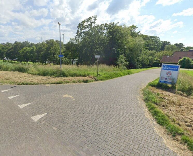 De toegangsweg vanaf de Ketelweg naar Ketelhaven, hier nog zonder containers. 