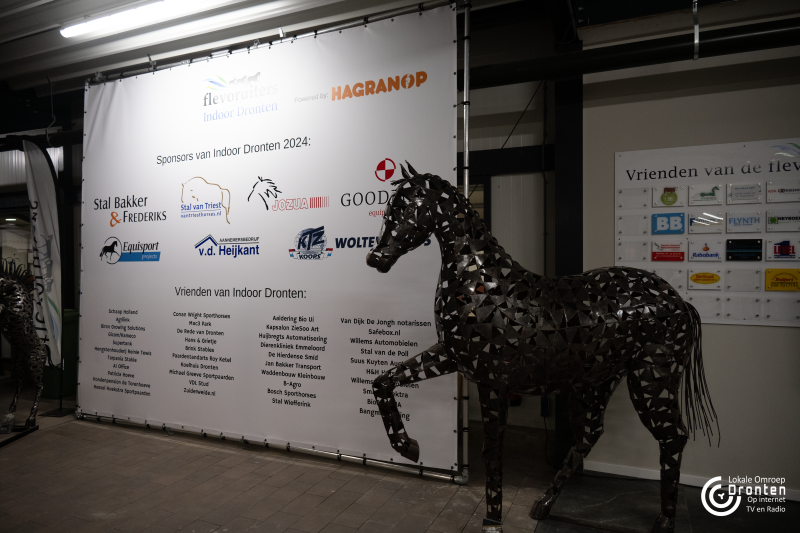 een nep paard bij de entree van het evenement