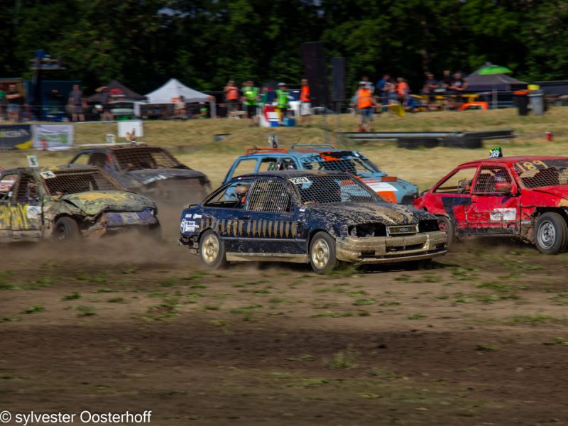 Ruim 150 auto's in actie tijdens zonnige Zomercross op terrein van Van Werven