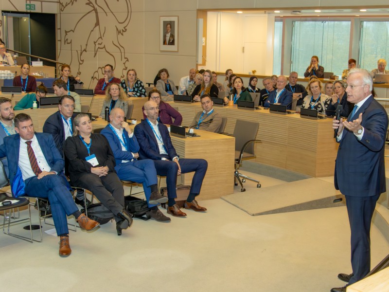 Bestuurders uit drie provincies bespreken aanpak criminaliteit in de zorg