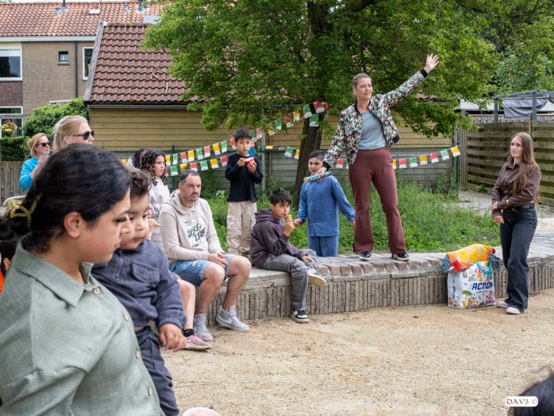 Wethouder opent vernieuwde hofjes tussen Kampanje en Overloop in Dronten