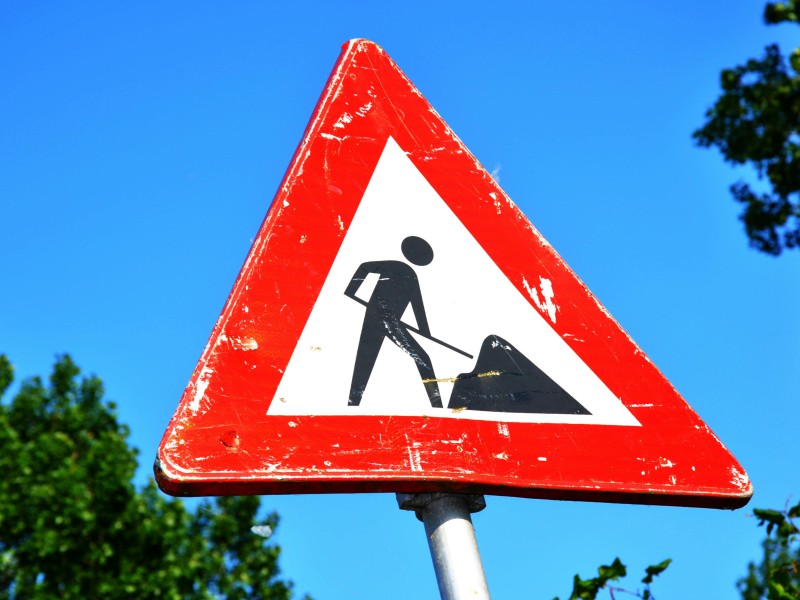 rood wit verkeersbord met wegwerkzaamheden