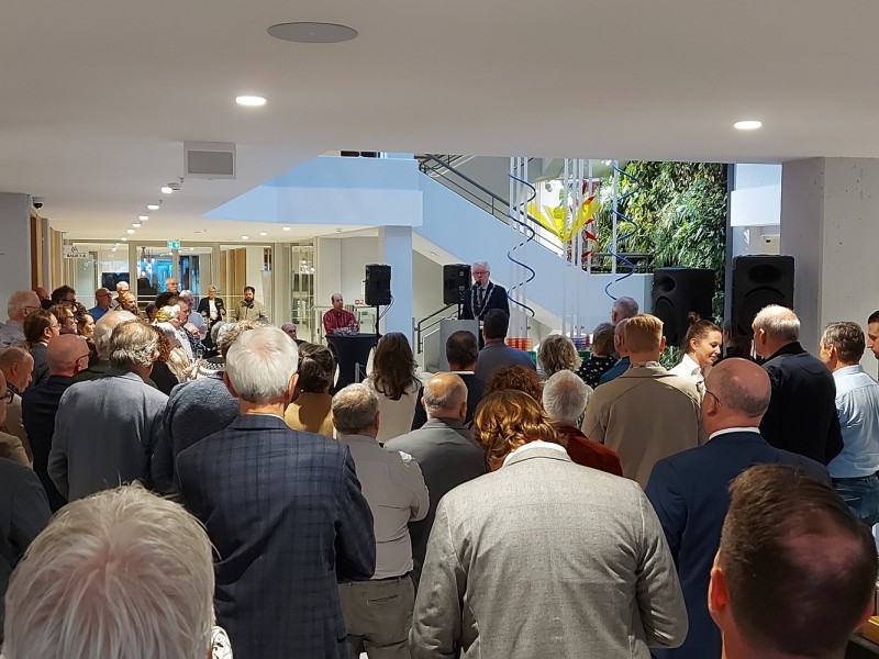 Burgemeester Jean Paul Gebben spreekt de bezoekers toe.