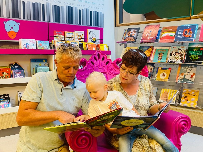 Eerste voorleeswedstrijd voor opa’s en oma’s in FlevoMeer Bibliotheek