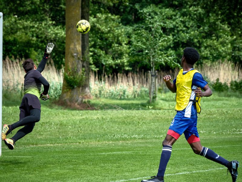 Voorronde NK voetbal voor azc’s in Zeewolde: sport en ontmoeting centraal