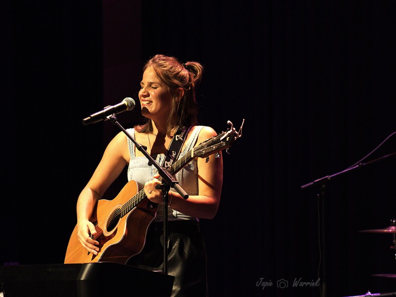 Joanne Haasjes met gitaar tijdens de @Jo's Talent Traject Showcase